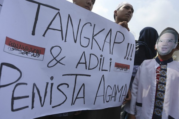 Melantangkan Suara untuk Menistakan Agama